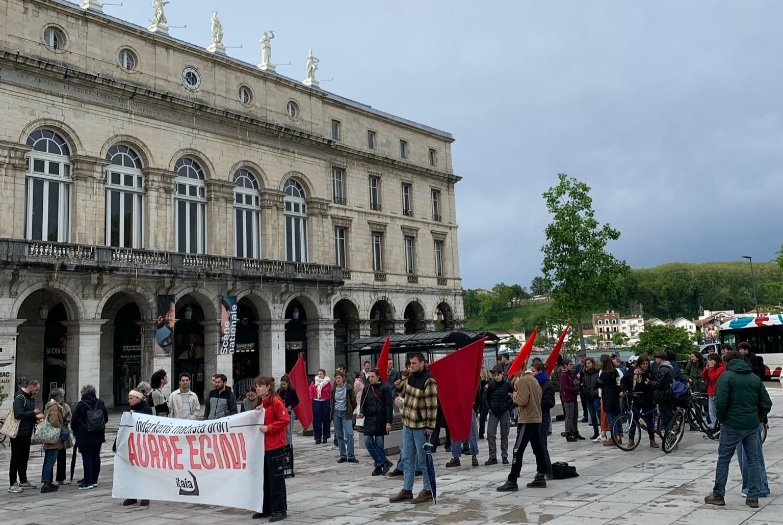 Itaiak deitu duen mobilizazioa, gaur, Baionako herriko etxearen aitzinean. BERRIA