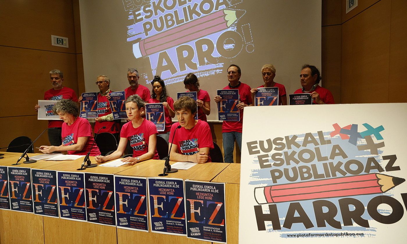 Euskal Eskola Publikoaz Harro plataformako kideen agerraldia, atzo, Donostian. MAIALEN ANDRES / FOKU.