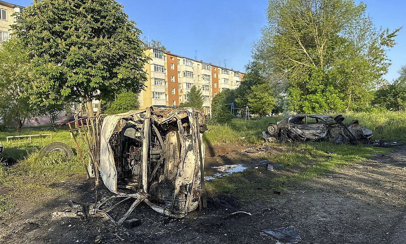 Xebekinoko bonbardaketan hondatutako ibilgailu bat. Gutxienez lau pertsona zauritu zituzten erasoan. EFE.