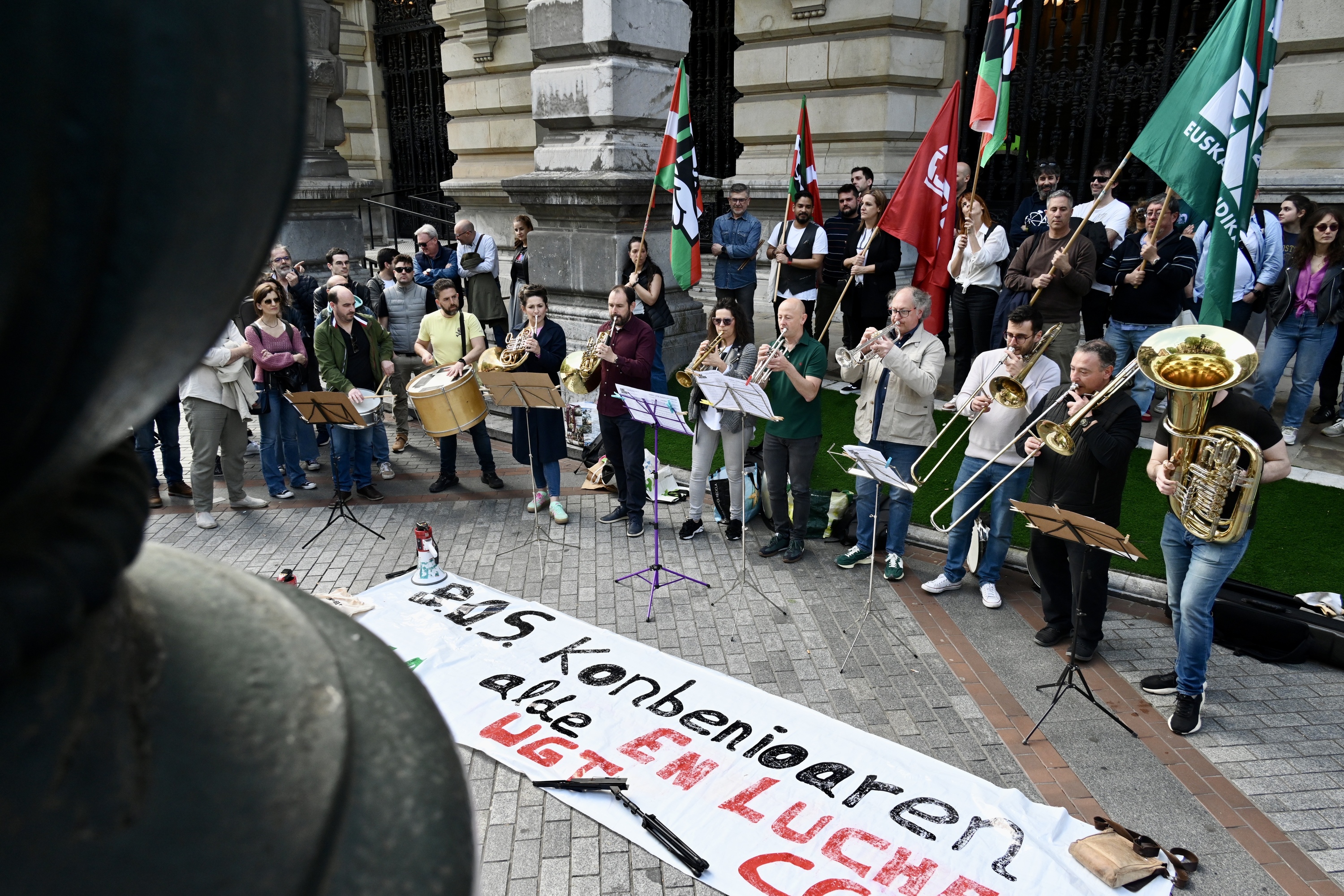 Bilboko Orkestra Sinfonikoko musikariak protestan, joan den astean. MIKEL MARTINEZ DE TRESPUENTES / FOKU