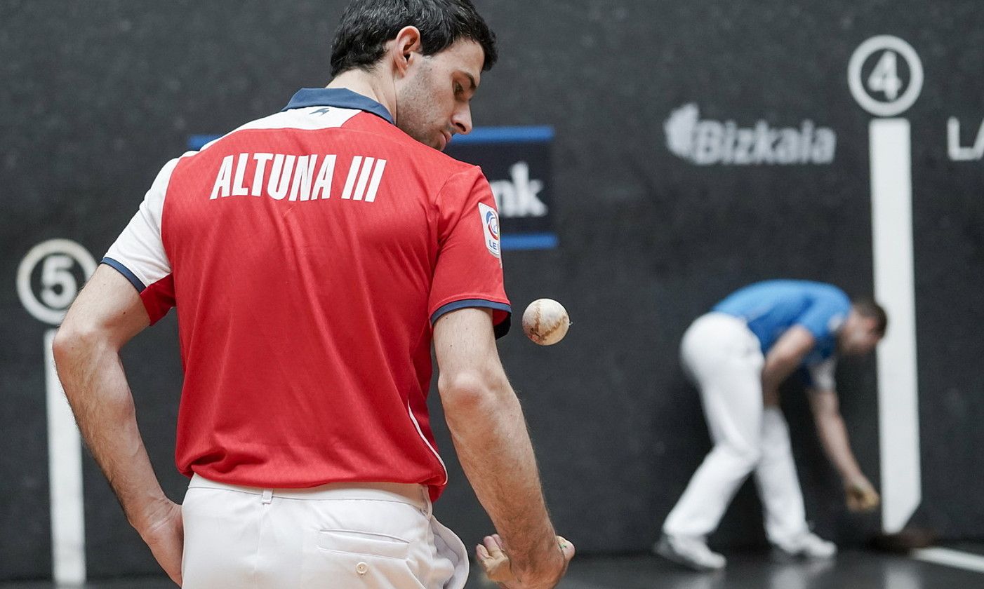 Jokin Altuna, pilota batekin jolasean, Aitor Elordi aukeraketa hastear zegoen unean. MARISOL RAMIREZ / FOKU.