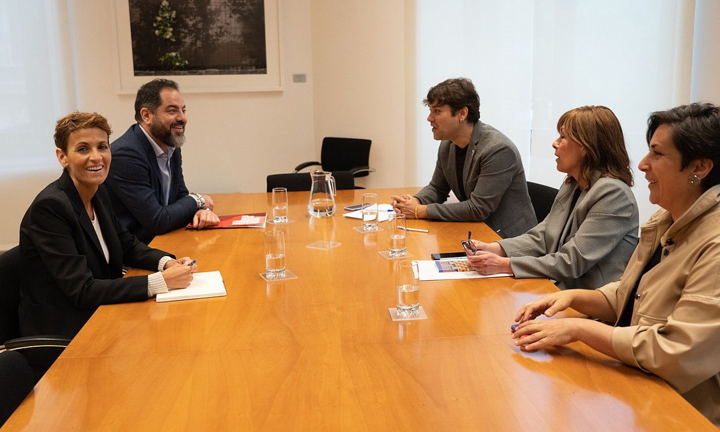 Ezker-eskuin, PSNko Maria Txibite eta Ramon Alzorriz, eta Geroa Baiko Pablo Azkona, Uxue Barkos eta Maria Solana. JAGOBA MANTEROLA / FOKU.