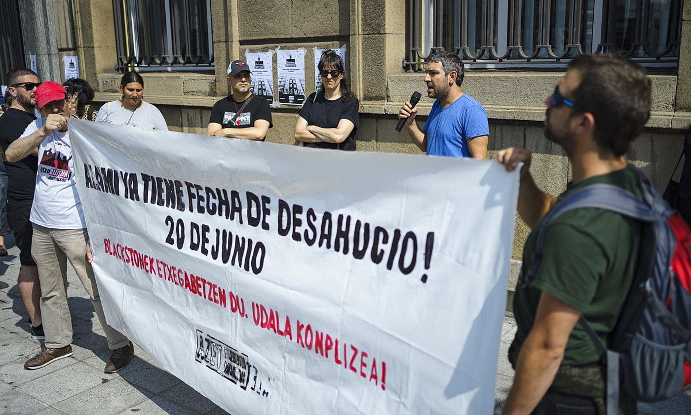 AZET sindikatuaren protesta, atzo goizean. ARITZ LOIOLA / FOKU.