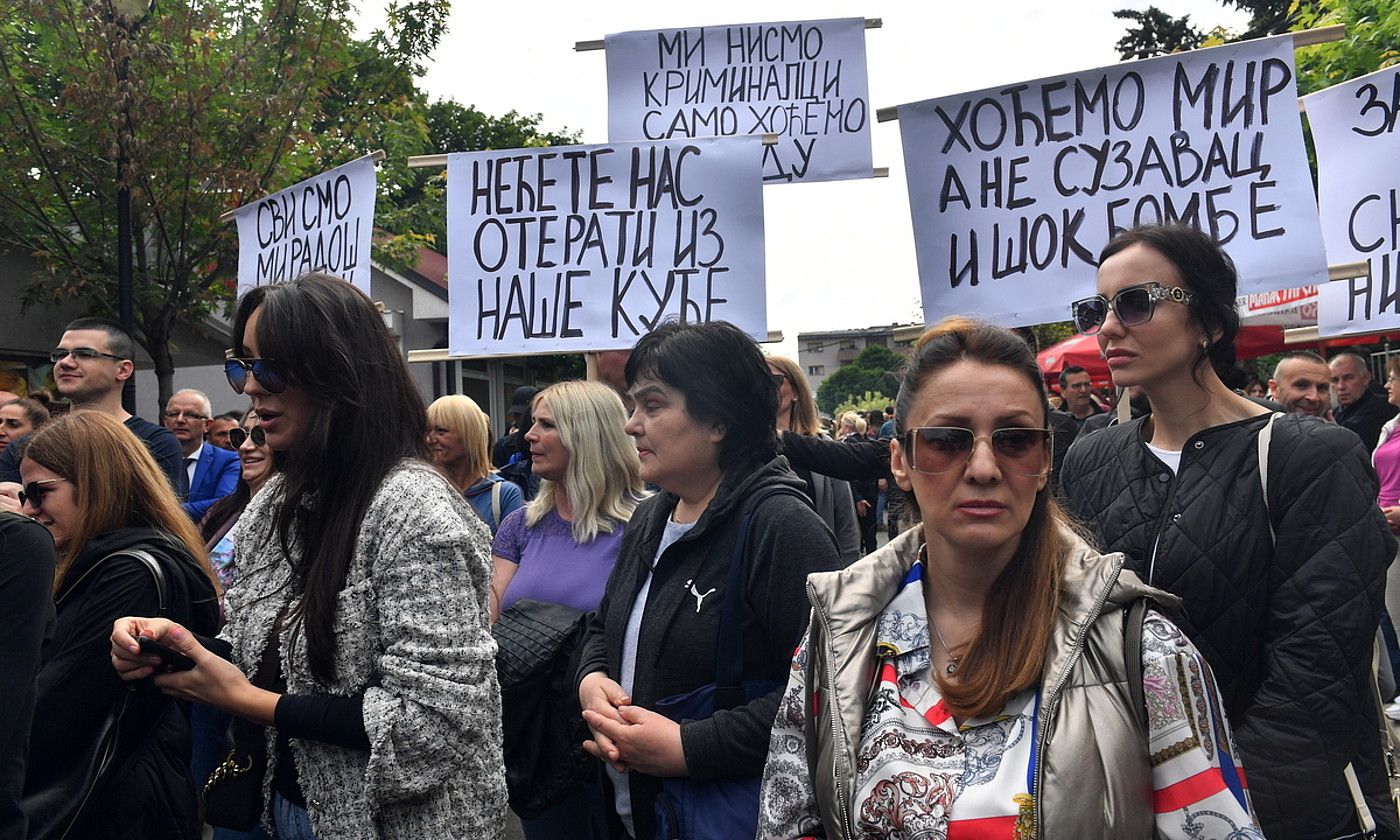 Kosovoko serbiar ugari protestan, gaur, Zvecan herriko udaletxeko eraikinaren aurrean. GEORGI LICOVSKI / EFE.