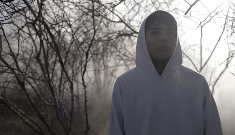 Sujo filmeko fotograma bat.