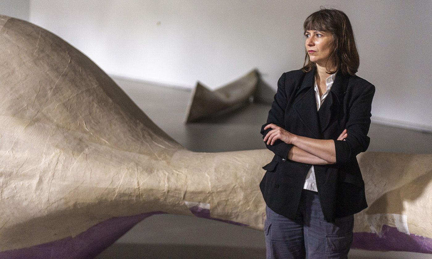 Persona, foto, copia erakusketa aurkeztu zuen atzo Julia Spinola artistak; abenduaren 10era egongo da zabalik, Gasteizko Artium museoan. JAIZKI FONTANEDA / FOKU.