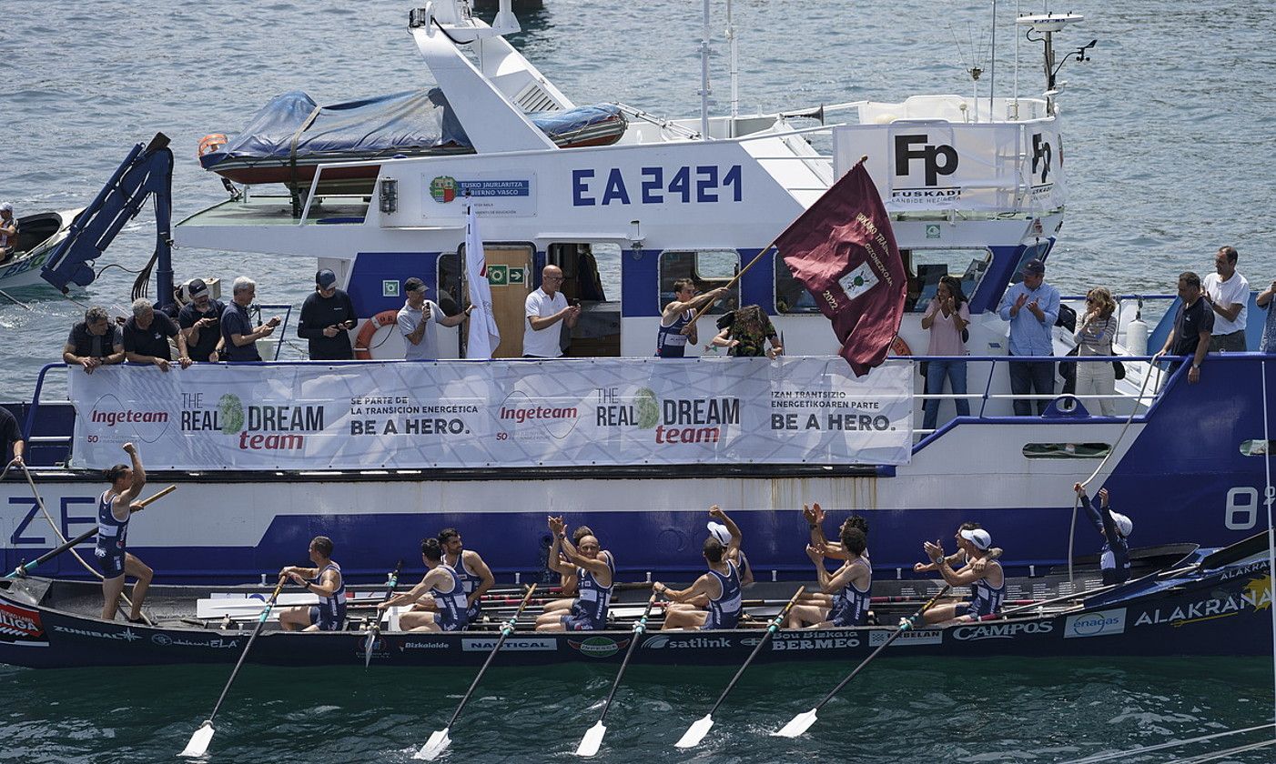 Urdaibaiko arraunlariak iaz, Lekeition, Bizkaiko Txapelketa irabazi ostean bandera astintzen. ARITZ LOIOLA / FOKU.