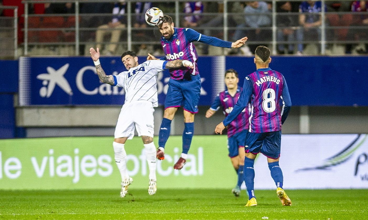 Eibarrek eta Alavesek ligan jokatutako derbiaren jokaldi bat, Ipuruan. Hutsean amaitu zen partida. Mendizorrotzan etxekoak nagusitu ziren, 2-0. J. FONTANEDA / FOKU.