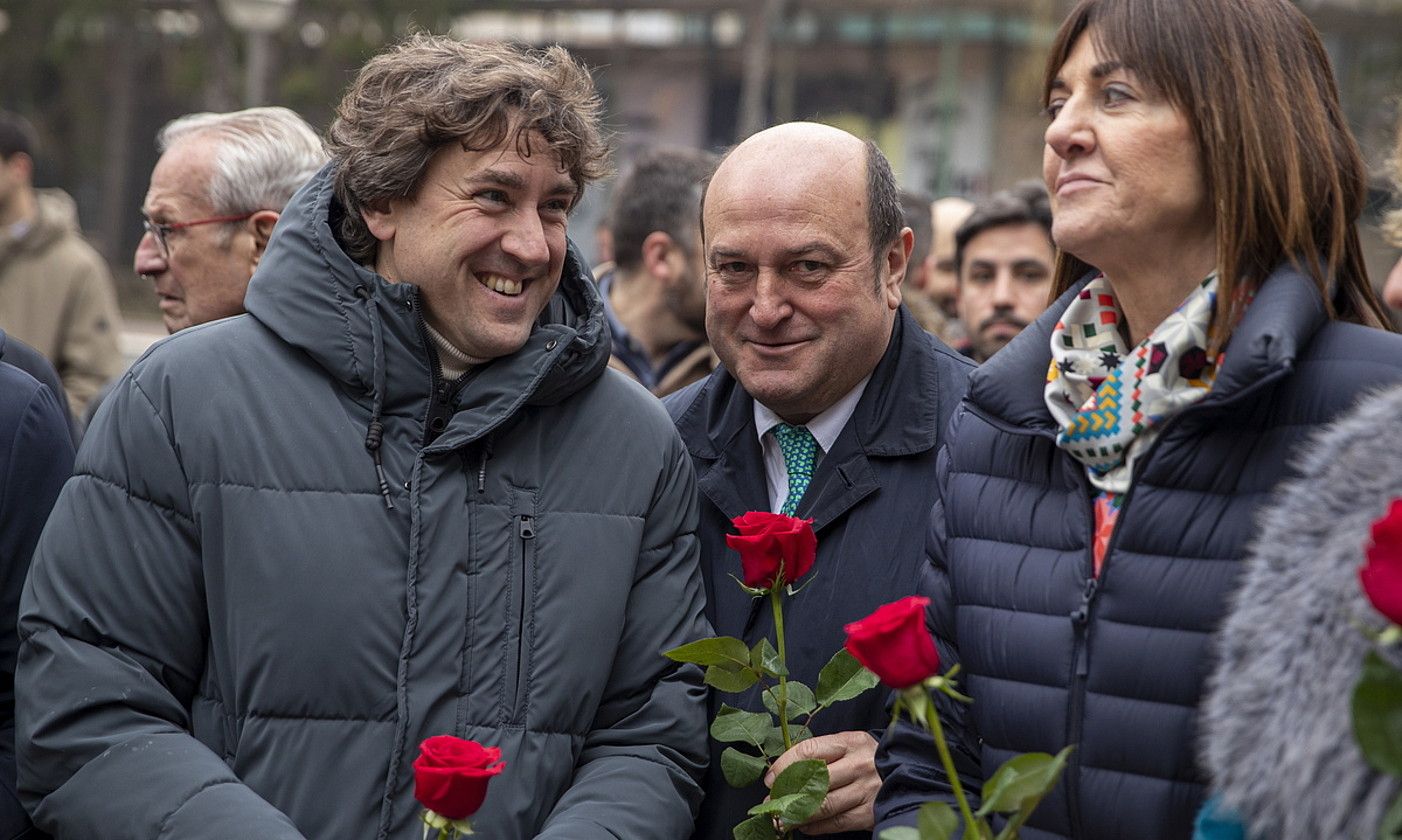 Eneko Andueza, Andoni Ortuzar eta Idoia Mendia, aurtengo otsailean, Fernando Buesaren eta Jorge Diezen hilketaren urteurren ekitaldian, Gasteizen. DAVID AGUILAR / EFE.