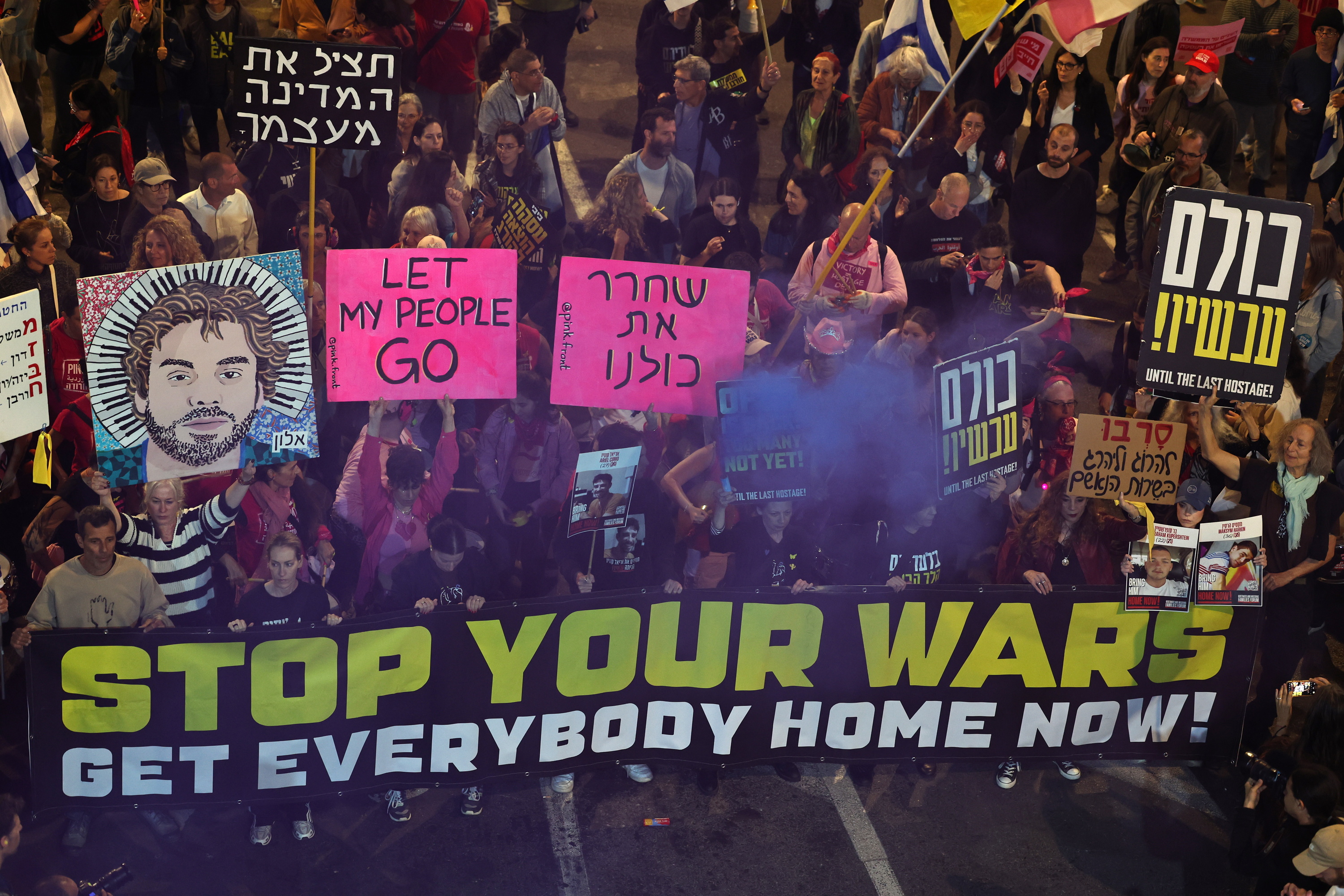 Hainbat manifestari Tel Aviven, Netanyahuri gerrak gelditzeko eskatzen, apirilaren 5ean. ATEF SAFADI / EFE