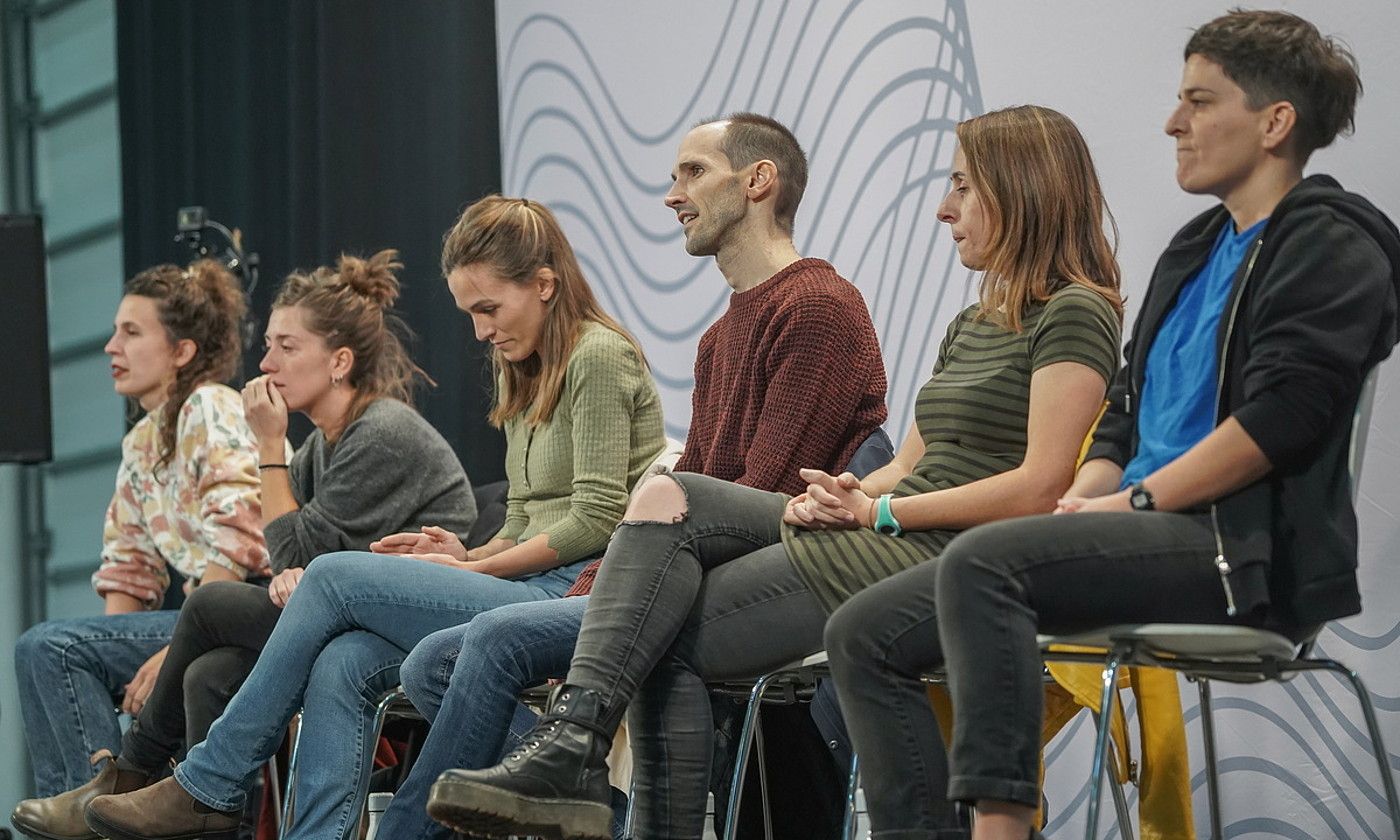 Bertsolari Txapelketa Nagusiko finalaurrekoa, Irunen (Gipuzkoa). Aurreneko aldiz, sei bertsolaritik bost emakumezkoak izan ziren. ANDONI CANELLADA / FOKU.