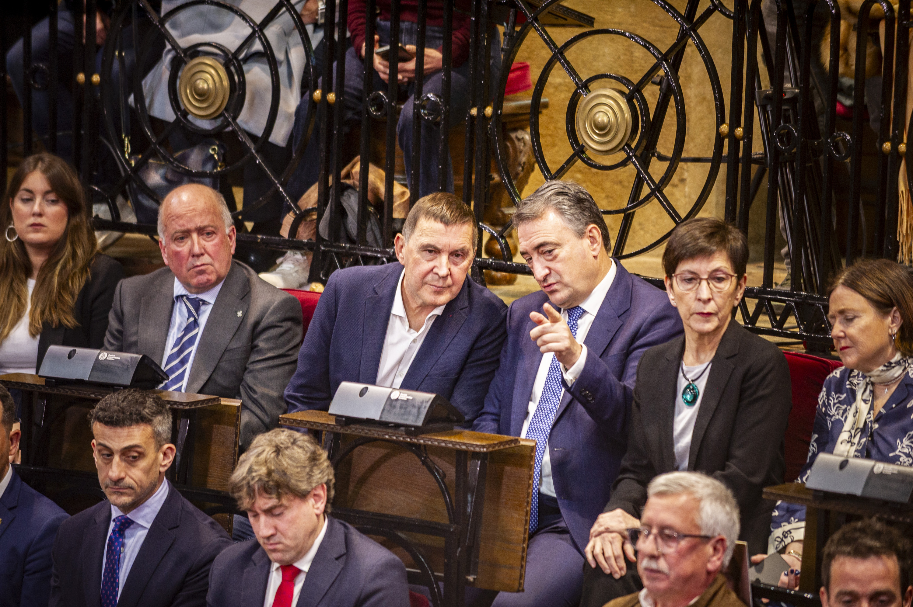 Otegi eta Esteban hizketan, Eusko Legebiltzarreko lehen legealdiko parlamentarien omenaldian. Behean, Andueza. JAIZKI FONTANEDA / FOKU