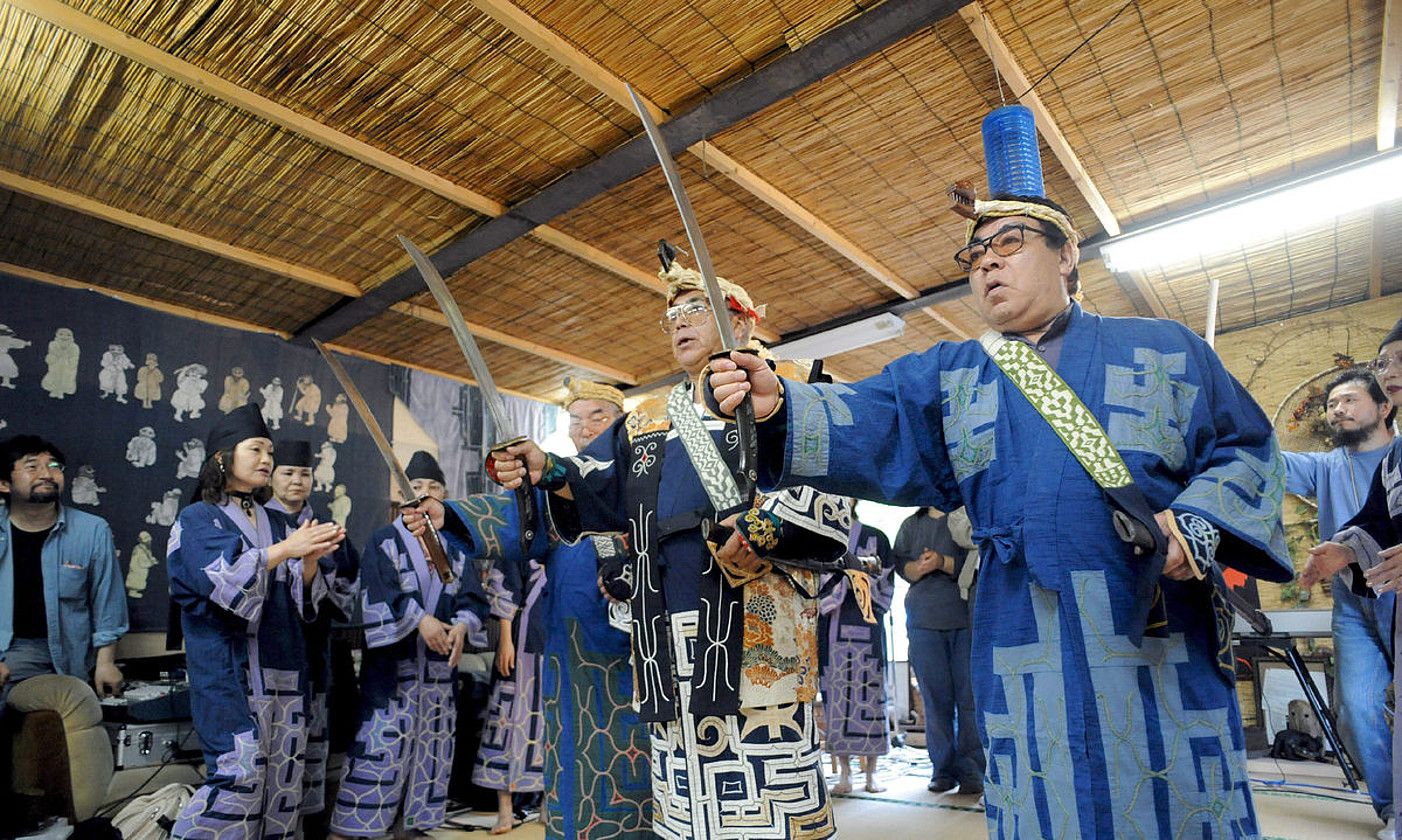 Ainu etniako hainbat kide dantza tradizional bat egiten, Kimitsu mendietako egoitza batean, Tokiotik 60 kilometrora, artxiboko argazki batean. E. K. BROWN / EFE.