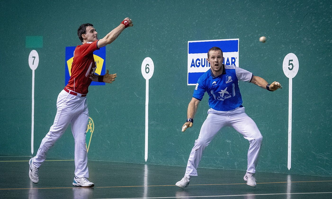 Jokin Altuna eta Aitor Elordi, finalerdietako ligaxkan elkarren aurka jokatu zuten partidan. 22-18 irabazi zuen Altuna III.ak Astelenan. GORKA RUBIO / FOKU.