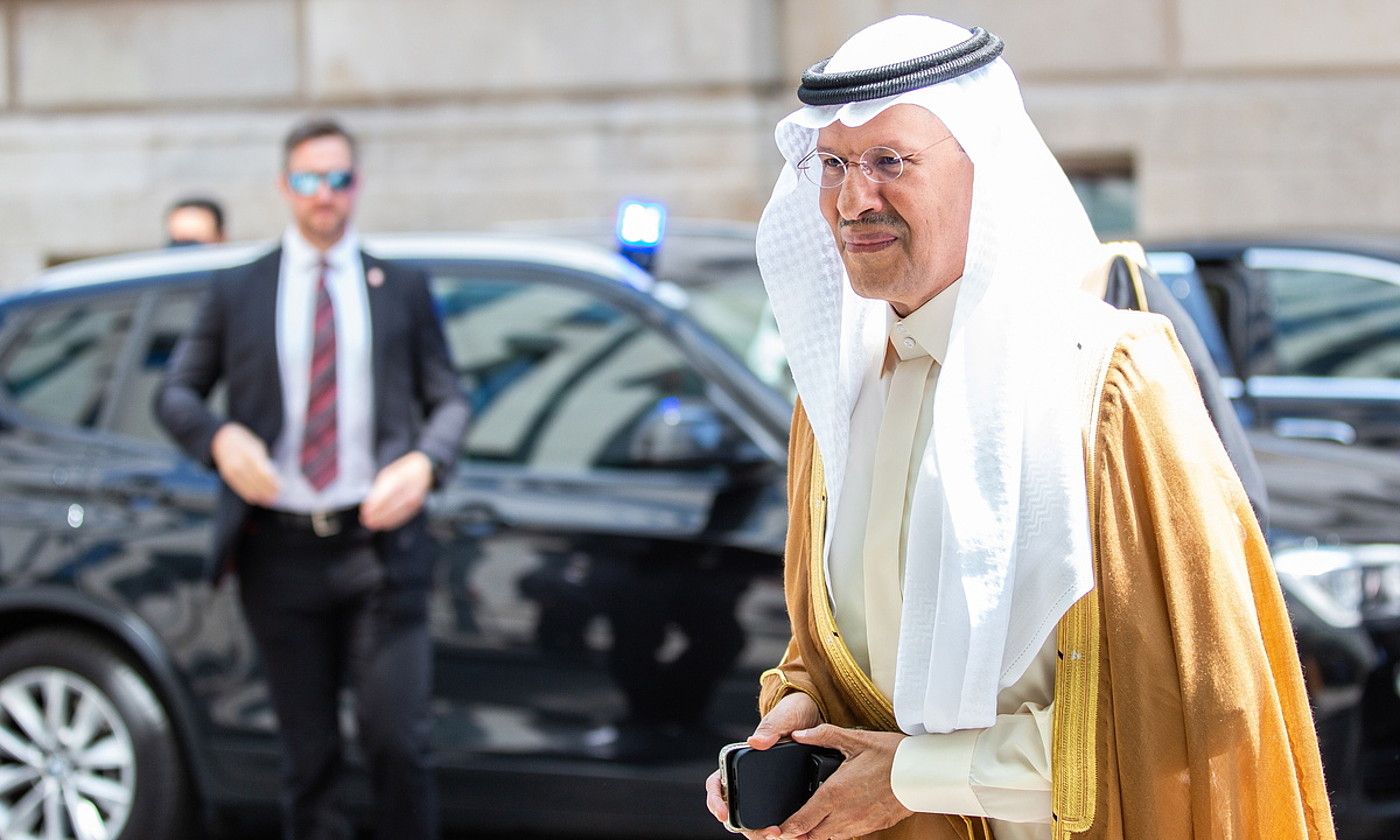 Saudi Arabiako Energia ministroa, LPEE+ taldearen bilerara sartzen. MAX BRUCKER / EFE.