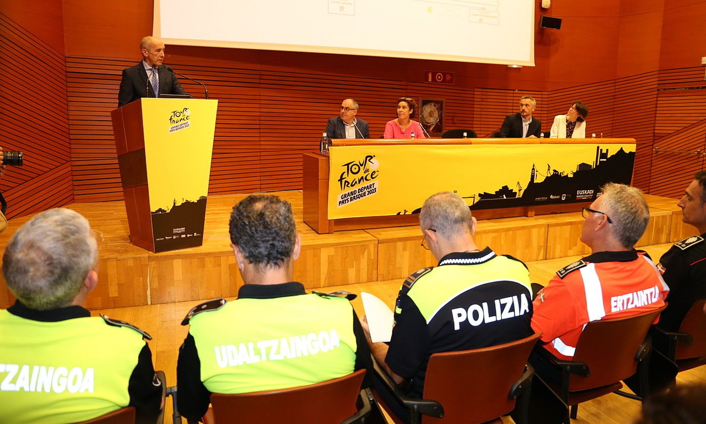 Jaurlaritzako Segurtasun sailburu Josu Erkoreka, Tourrarekin lotutako plana azaltzen. IREKIA. Jaurlaritzako Segurtasun sailburu Josu Erkoreka, Tourrarekin lotutako plana azaltzen. IREKIA.