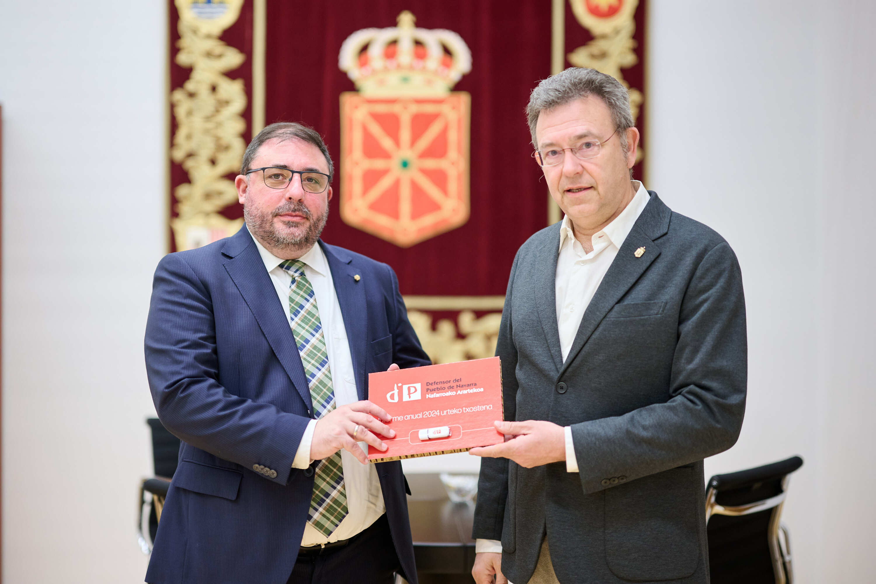 Unai Hualde Nafarroako Parlamentuko presidentea eta Patxi Bera arartekoa, Berak urteko txostena eman zionean, hilaren hasieran. NAFARROAKO PARLAMENTUA