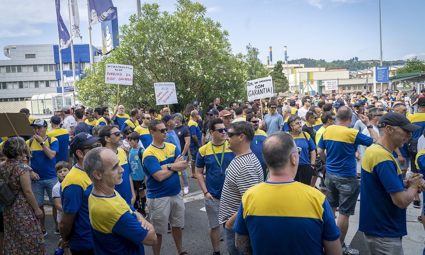 Lasarte-Oriako (Gipuzkoa) Michelin lantegiko grebalariak atzo arratsaldean egindako manifestazioan. GORKA RUBIO / FOKU.