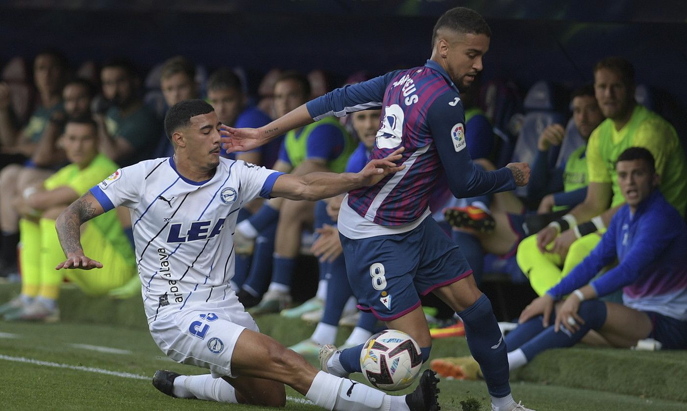 Alaveseko Benavidez eta Eibarreko Matheus larunbateko lehian. JON URBE / FOKU. Alaveseko Benavidez eta Eibarreko Matheus larunbateko lehian. JON URBE / FOKU.