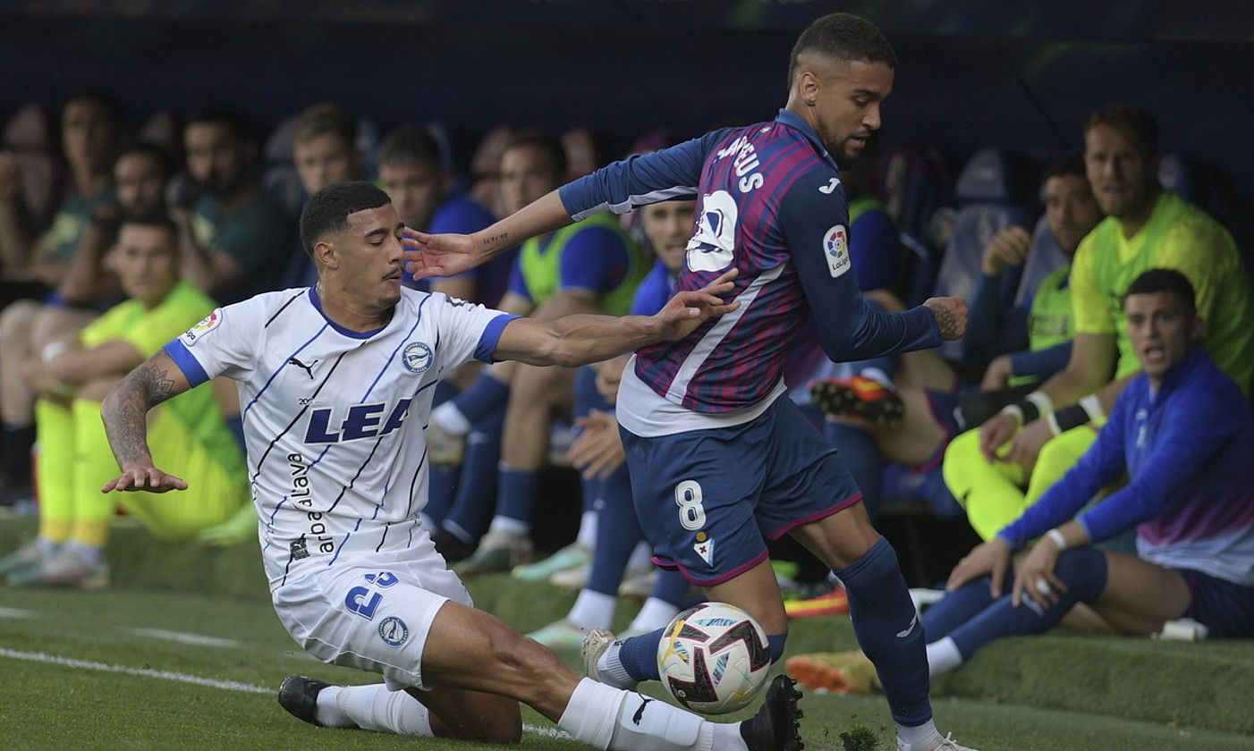 Alaveseko Benavidez eta Eibarreko Matheus larunbateko lehian. JON URBE / FOKU.