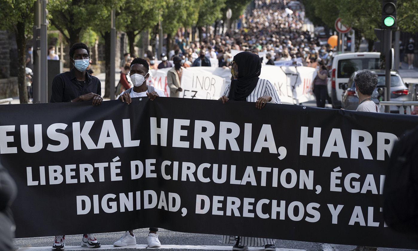 Migrazio politiken aurkako protesta bat Irun eta Hendaia artean, Santiago zubian. JAGOBA MANTEROLA / FOKU.