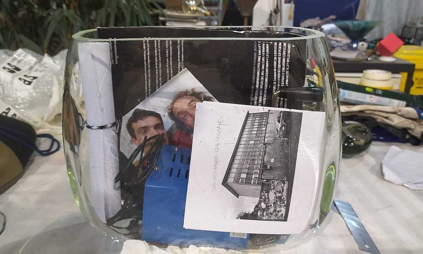 Herritarren mezu guztiak binilo batean eta MP3 batean jaso dituzte, eta kapsulan sartu, postalekin eta bi sortzaileen selfie batekin. ANDRES ETA MANOLO. Herritarren mezu guztiak binilo batean eta MP3 batean jaso dituzte, eta kapsulan sartu, postalekin eta bi sortzaileen selfie batekin. ANDRES ETA MANOLO.