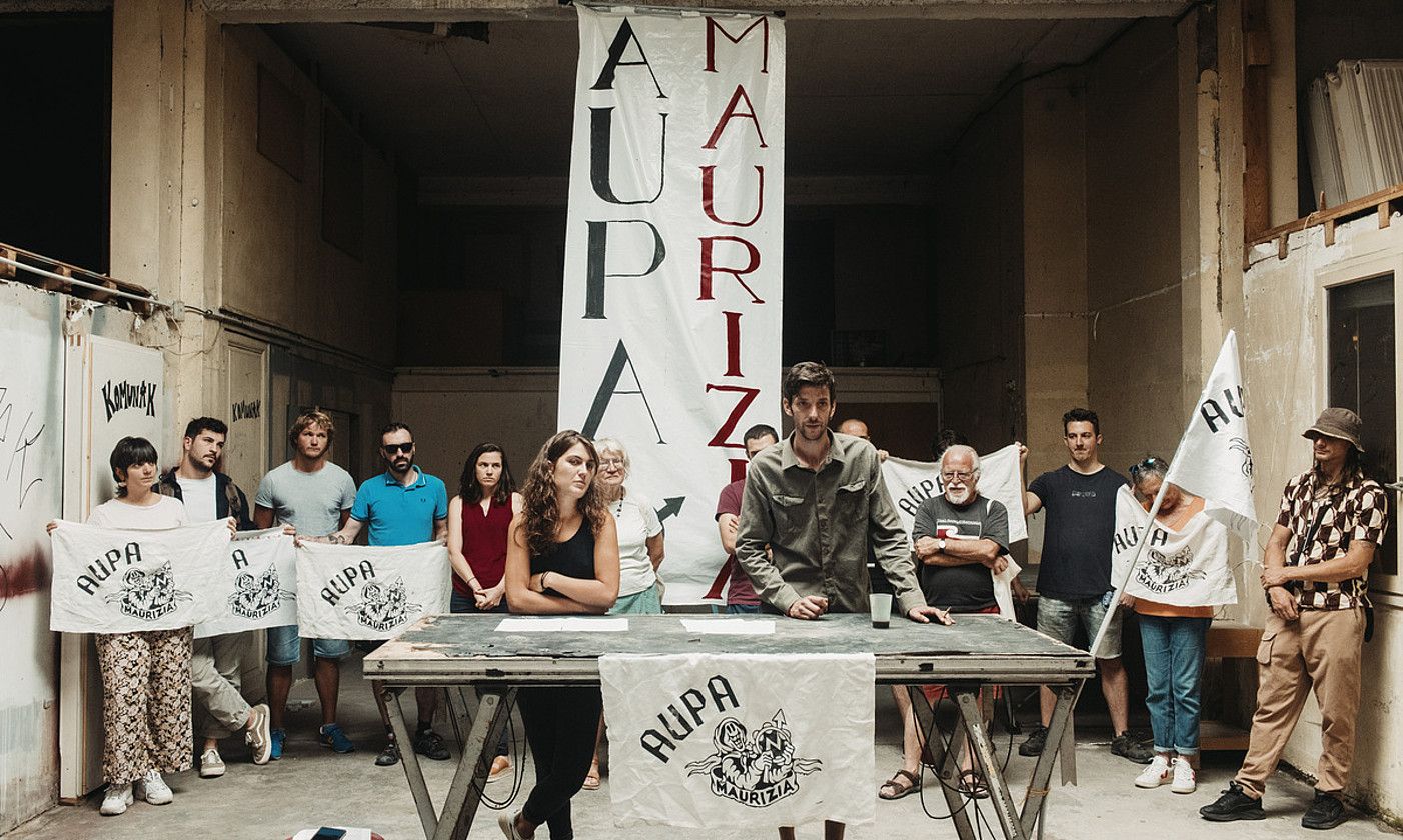 Maurizia proiektuko kideak, auzokide eta eragileekin, atzo. GUILLAUME FAUVEAU. Maurizia proiektuko kideak, auzokide eta eragileekin, atzo. GUILLAUME FAUVEAU.