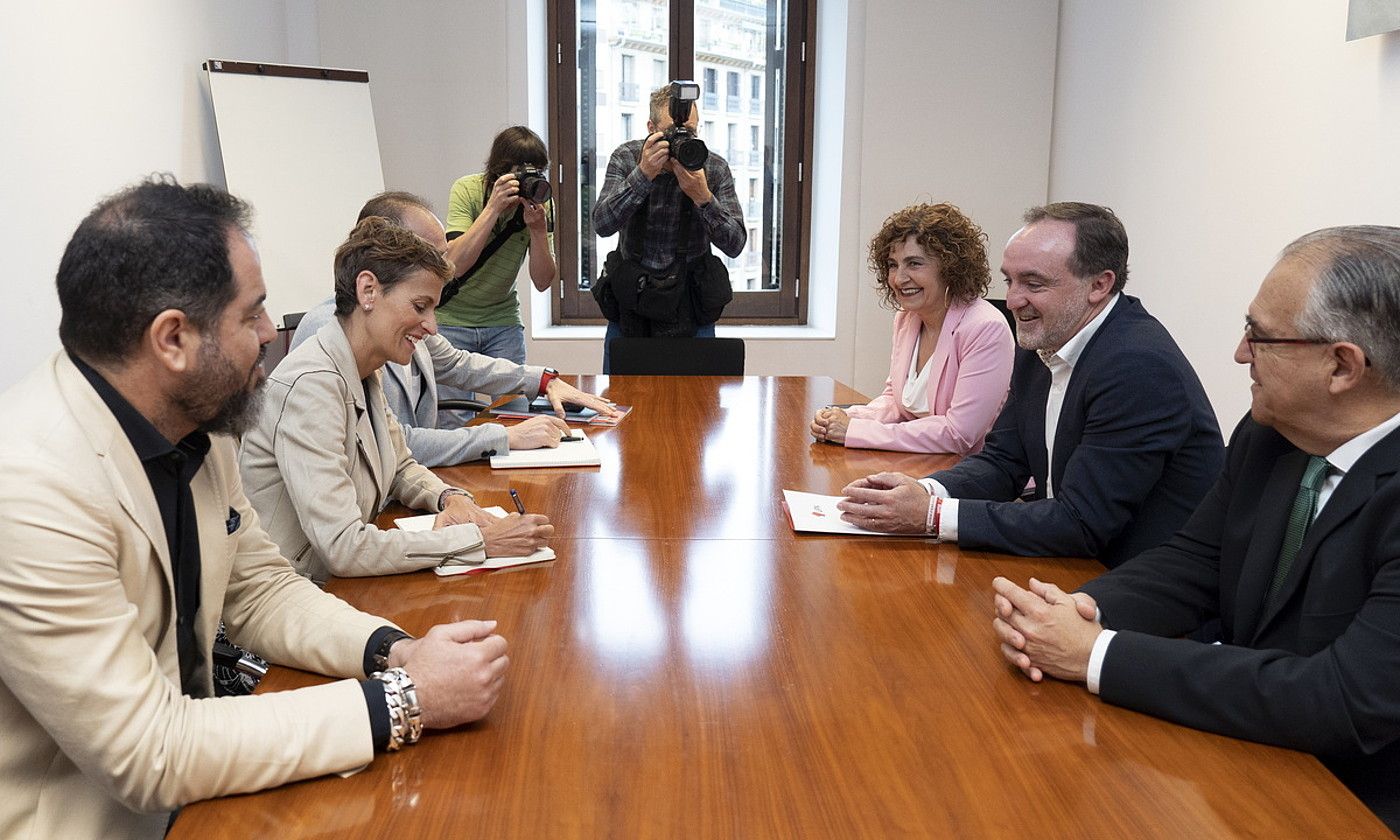PSNko eta UPNko kideen arteko bilera, atzo. IÑIGO URIZ / FOKU. PSNko eta UPNko kideen arteko bilera, atzo. IÑIGO URIZ / FOKU.
