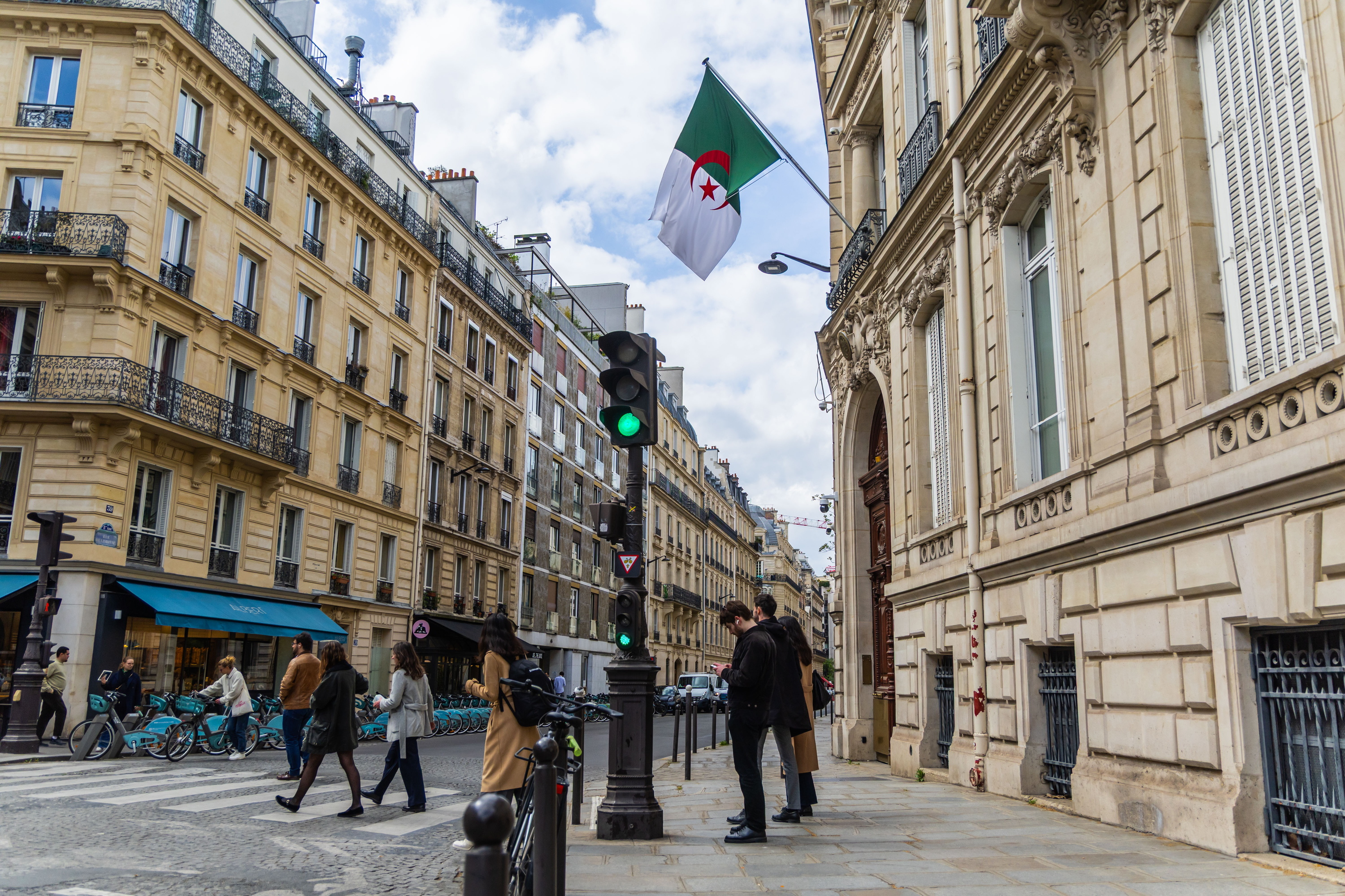 Aljeriak Parisen duen enbaxadako ataria. CHRISTOPHE PETIT TESSON / EFE