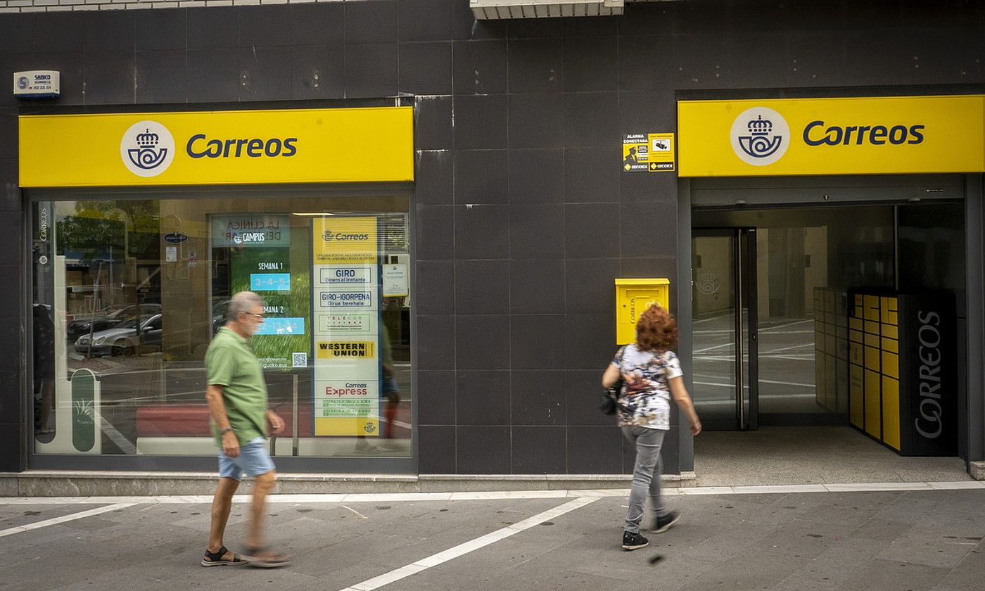 Bi herritar Correoseko bulego batera sartzen, Donostiako Amara Berri auzoan. GORKA RUBIO / FOKU. Bi herritar Correoseko bulego batera sartzen, Donostiako Amara Berri auzoan. GORKA RUBIO / FOKU.