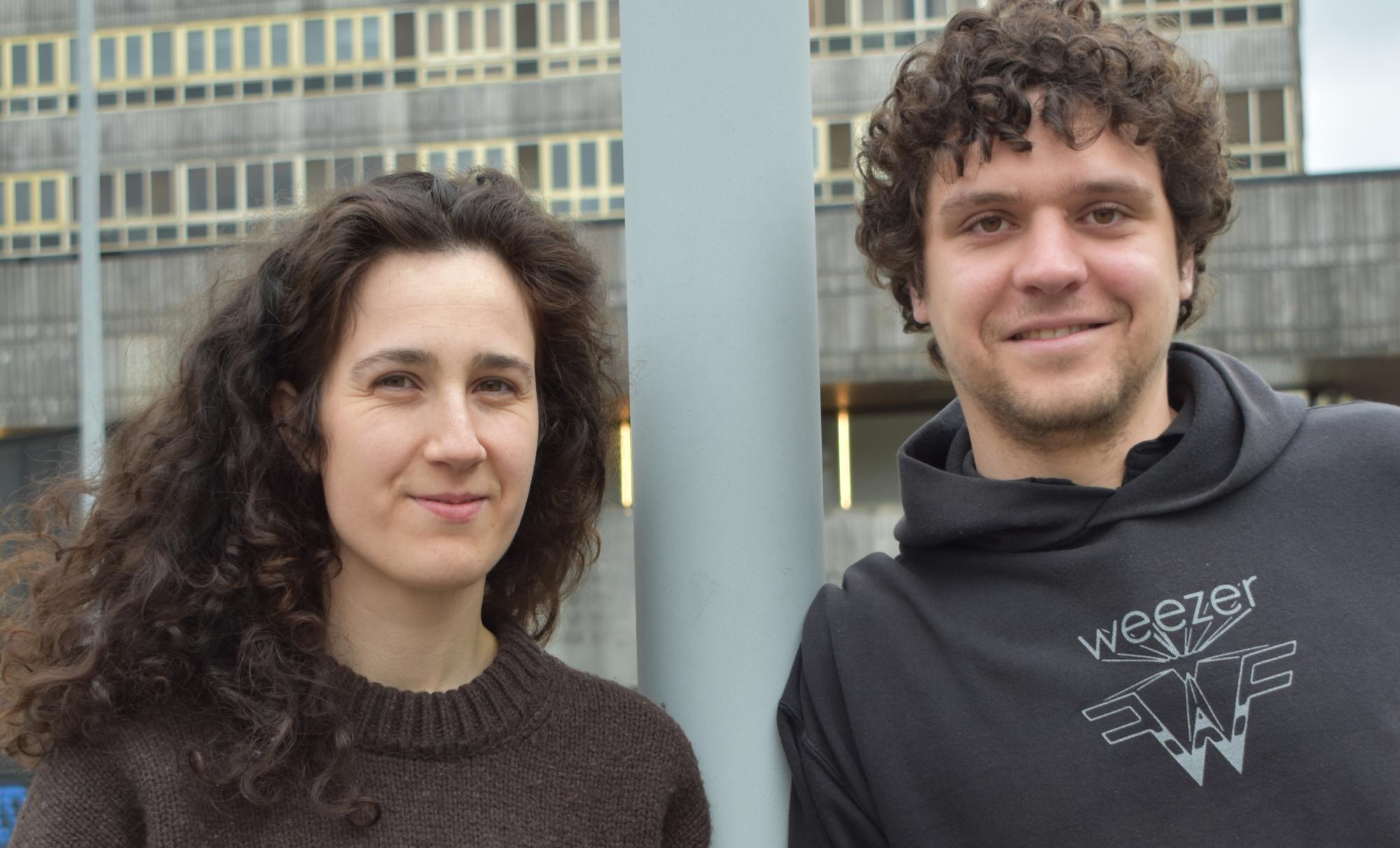 Leire Andino eta Mikel Biain, Euskal Herriko etxebizitza sindikatu sozialistako kideak, asteartean, Donostian. ODILE BOURGUIGNON