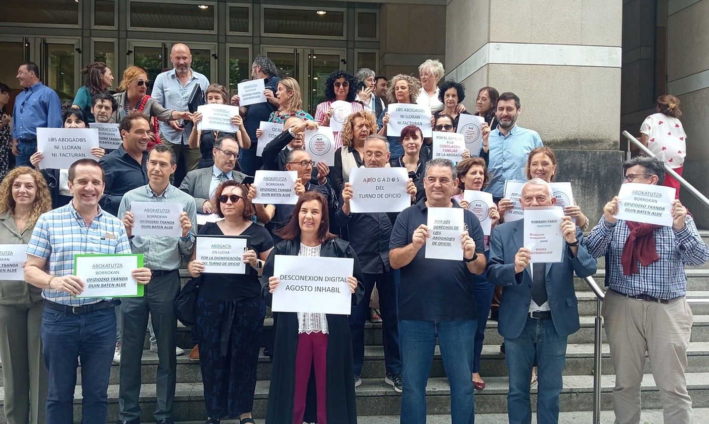 Abokatuek atzo Bilbon egin zuten protesta. BERRIA.