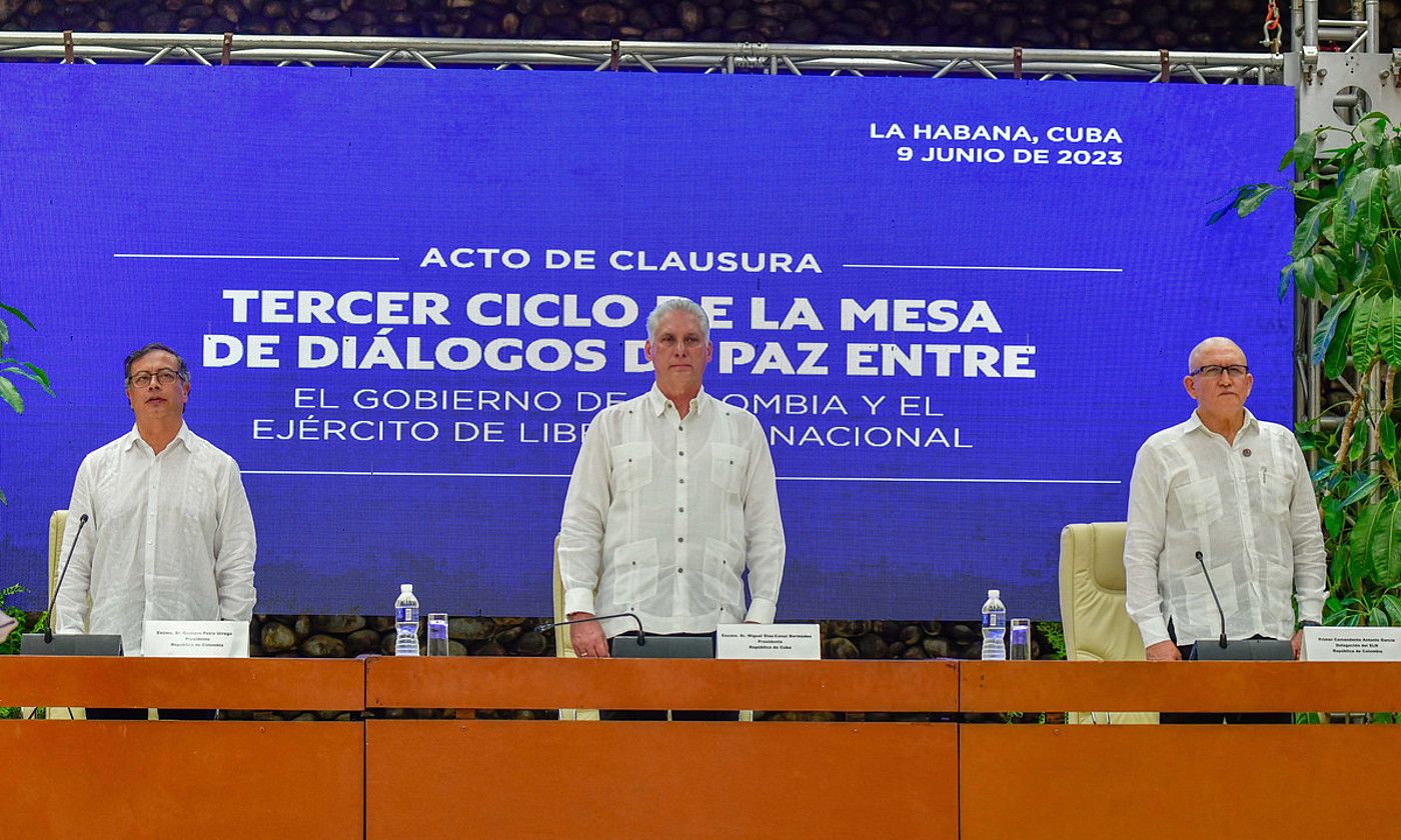 Gustavo Petro Kolonbiako presidentea, Miguel Diaz-Canel Kubakoa eta Antonio Garcia ELNren lehen komandantea, atzo, Habanan. KOLONBIAKO PRESIDENTETZA.
