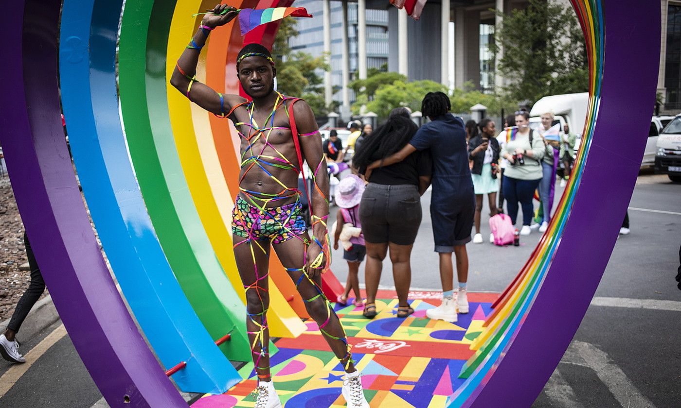 LGTBI kolektiboko kide bat, iaz, Hegoafrikako protesta batean. K.L. / EFE.