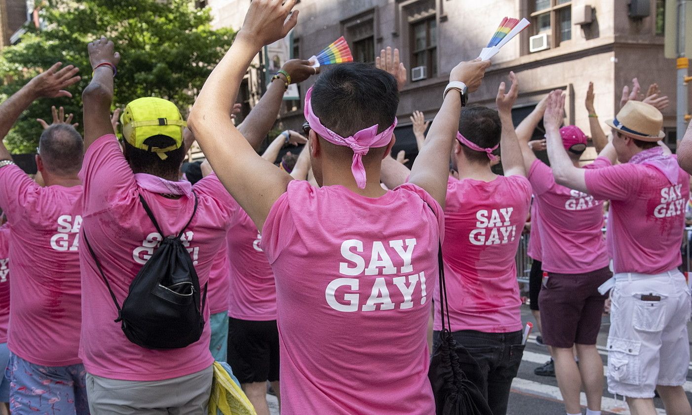 Hainbat pertsona Esan gay dioten elastikoekin, iazko ekainean, New Yorken. SARAH YENESEL / EFE. Hainbat pertsona Esan gay dioten elastikoekin, iazko ekainean, New Yorken. SARAH YENESEL / EFE.