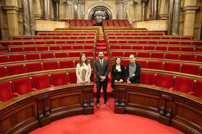 Jone Amonarriz, Amalur Alvarez, Roger Torrent eta Pello Urzelai, atzo, Kataluniako Parlamentuan. GURE ESKU