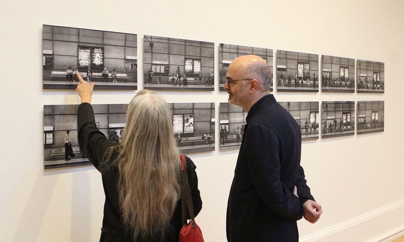 Bisitari bi Bilbao Metropoli 30-30-30 erakusketan, Bilboko Arte Ederren Museoan. OSKAR MATXIN EDESA / FOKU.