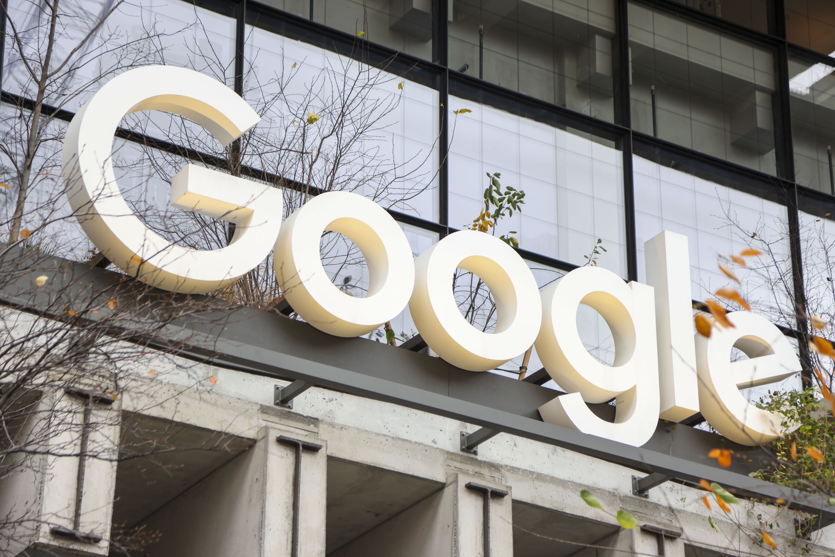 Googleren logoa, New Yorkeko egoitzan. EFE