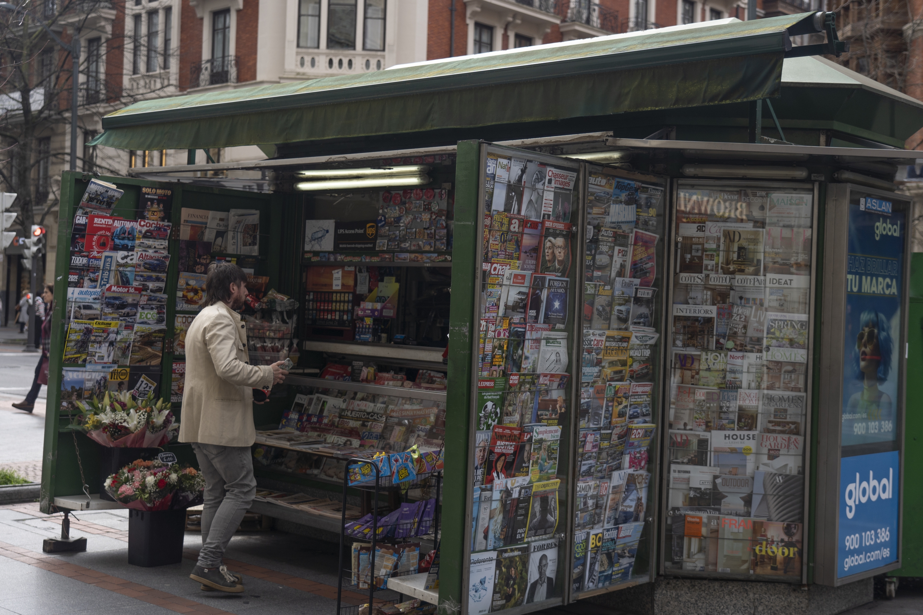 Juan Ramon Gomezen prentsa kioskoa, Bilboko Kale Nagusian. MONIKA DEL VALLE / FOKU