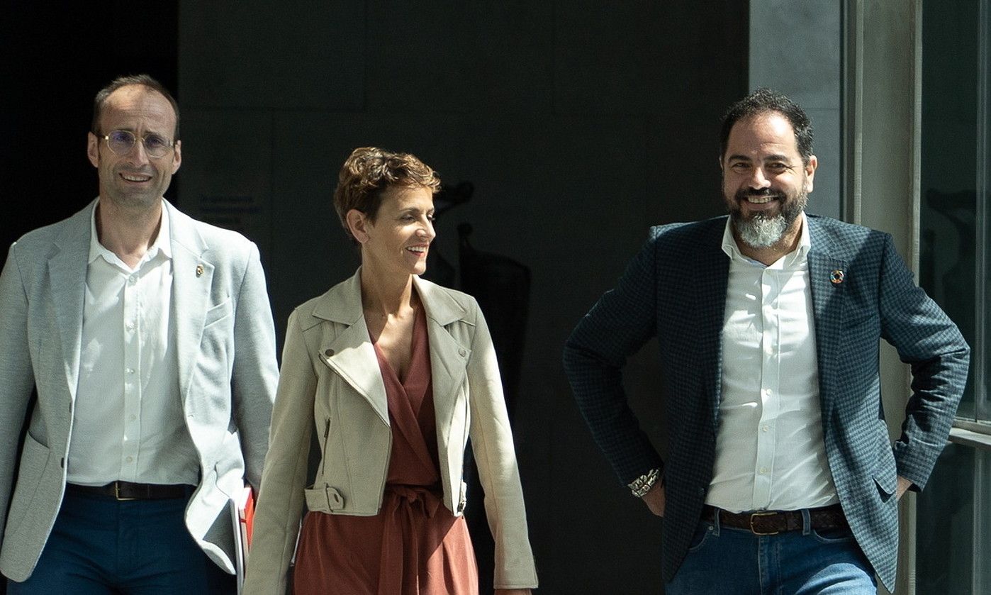 PSNko Jorge Agirre (ezkerrean), Maria Txibite eta Ramon Alzorriz, atzo, parlamentuan. JAGOBA MANTEROLA / FOKU. PSNko Jorge Agirre (ezkerrean), Maria Txibite eta Ramon Alzorriz, atzo, parlamentuan. JAGOBA MANTEROLA / FOKU.