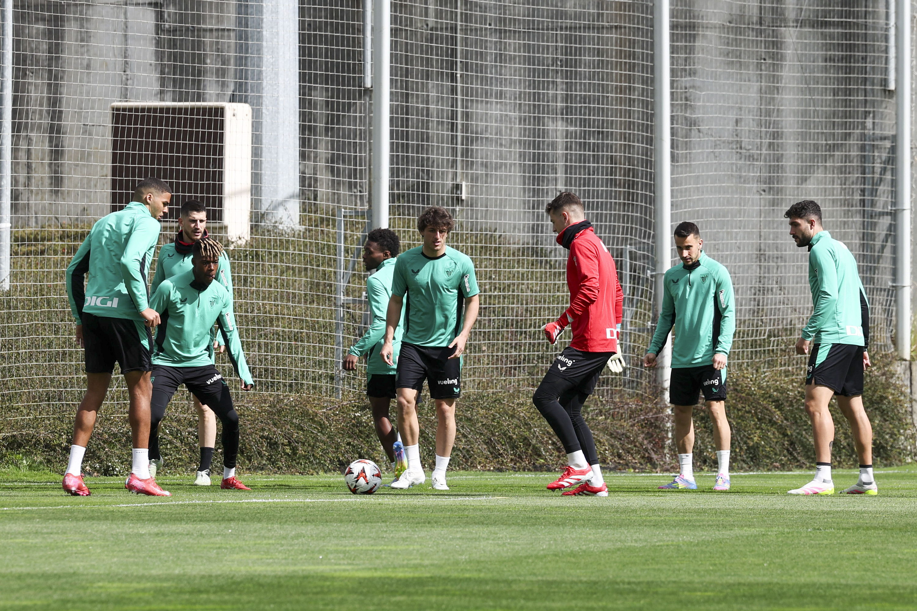 Athleticeko jokalariak, aste honetako entrenamendu bataen. LUIS TEJIDO / EFE