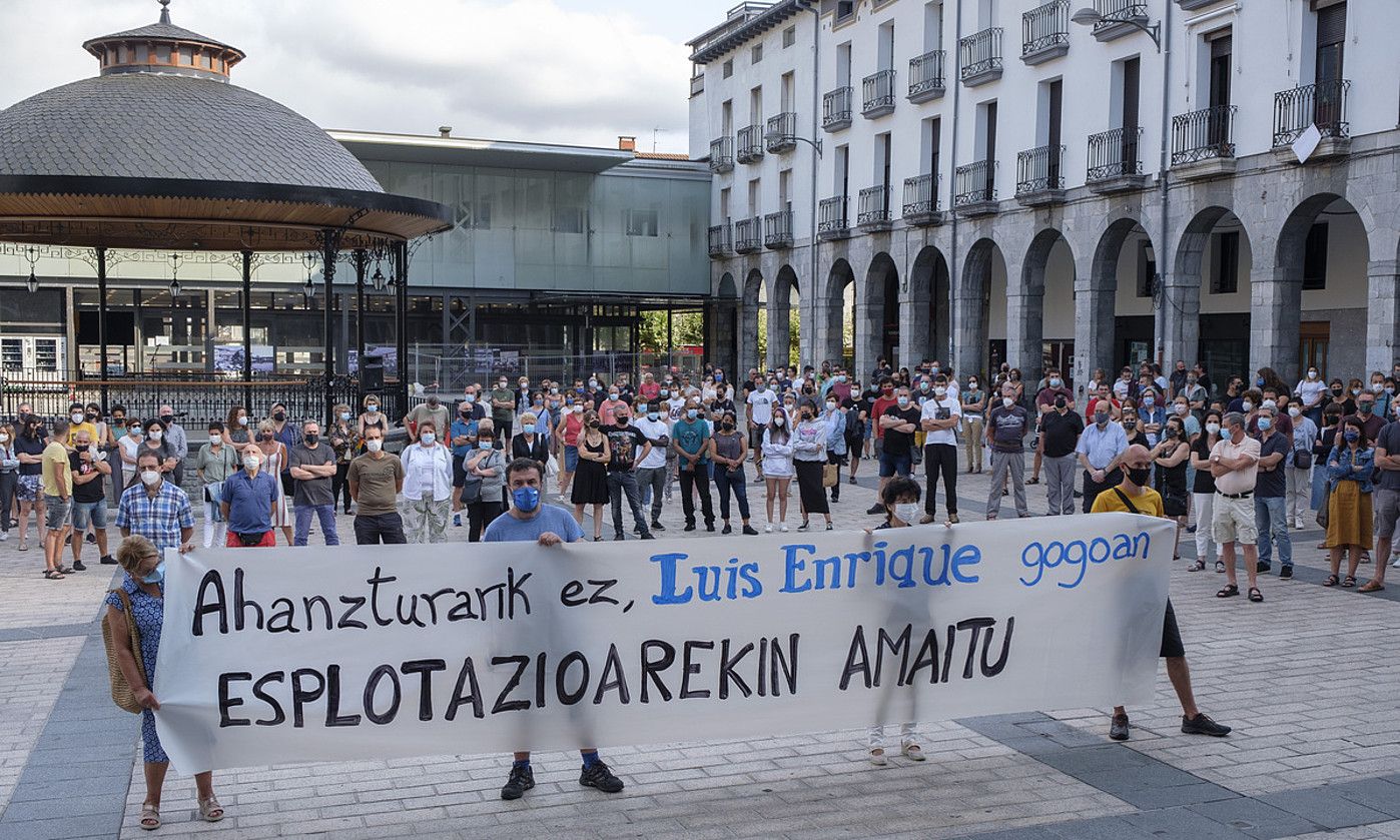 Luis Enrique Soriano langile migratzaile gaztearen heriotza salatzeko kontzentrazioa, 2021eko abuztuan, Azpeitian. JON URBE / FOKU. Luis Enrique Soriano langile migratzaile gaztearen heriotza salatzeko kontzentrazioa, 2021eko abuztuan, Azpeitian. JON URBE / FOKU.