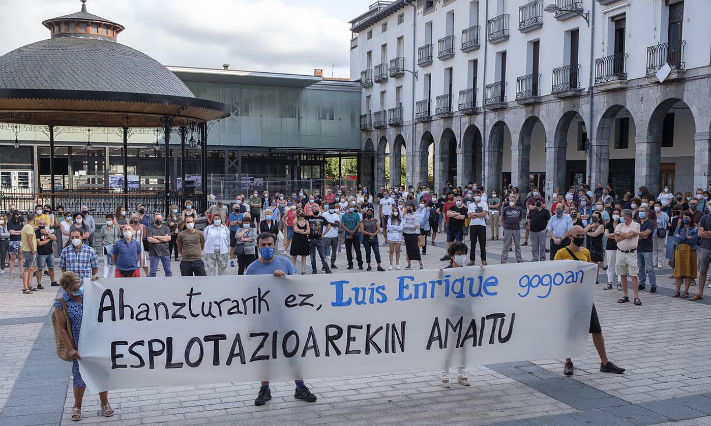 Luis Enrique Soriano langile migratzaile gaztearen heriotza salatzeko kontzentrazioa, 2021eko abuztuan, Azpeitian. JON URBE / FOKU.