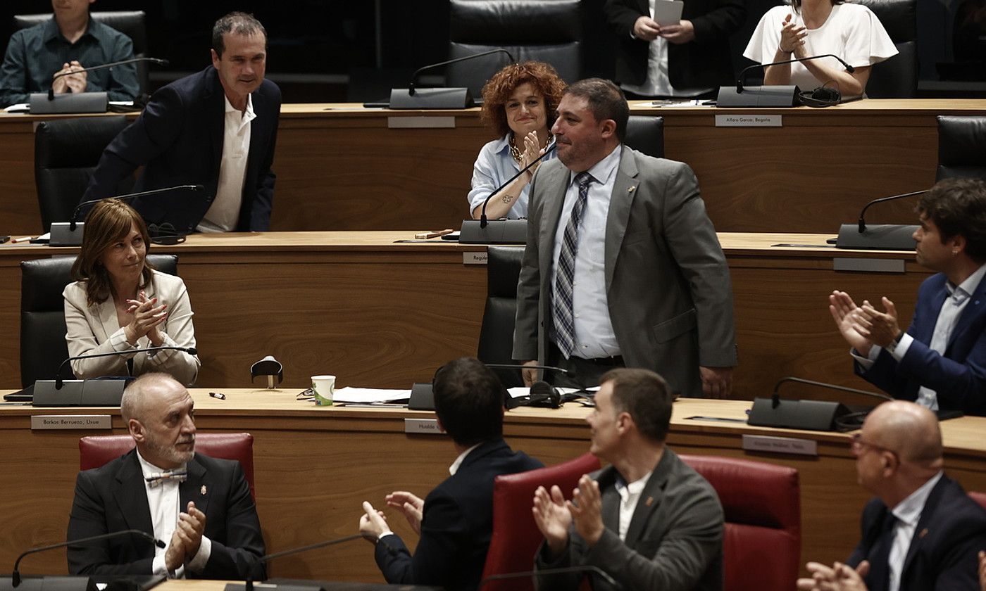 Unai Hualde, atzo, Nafarroako Parlamentuko presidente izendatu berritan, legebiltzarkideen txalo artean. JESUS DIEGE / EFE. Unai Hualde, atzo, Nafarroako Parlamentuko presidente izendatu berritan, legebiltzarkideen txalo artean. JESUS DIEGE / EFE.