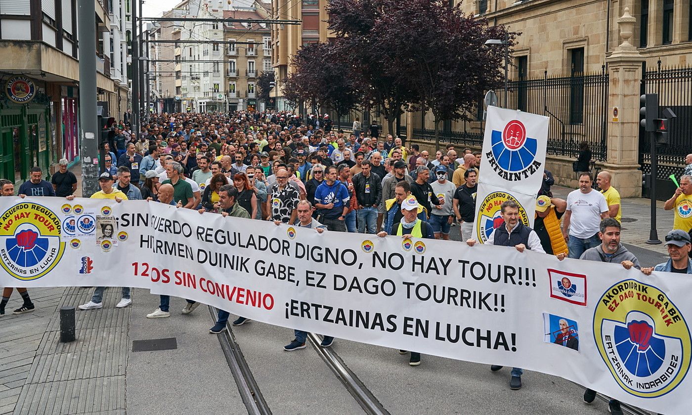 Ertzainak Borrokan eta sindikatuek manifestazioa egin zuten herenegun, Gasteizen. L. RICO / EFE.