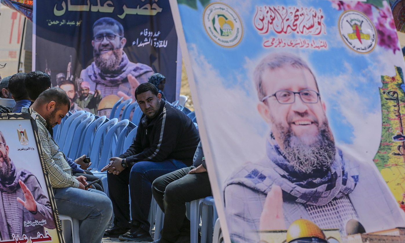 Gose greban hildako Khader Adnan preso palestinarraren aldeko ekitaldi bat, maiatzean, Gazan. MOHAMMED SABER / EFE.