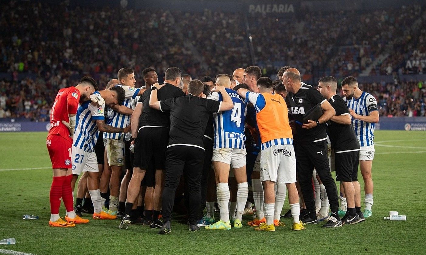 Alaveseko jokalari eta teknikariak iragan larunbatean, Ciutat de Valencian, igoera bertara joan ziren zaleekin ospatuz. ALAVES.