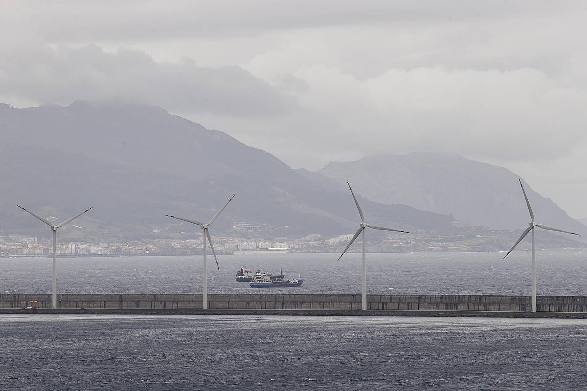 Bilboko portuko errota eolikoen instalazioa.
