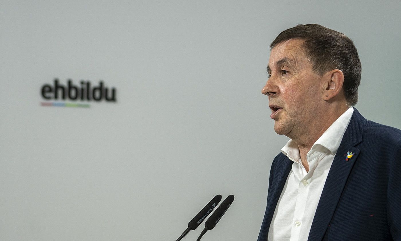 EH Bilduko koordinatzaile nagusi Arnaldo Otegi, atzoko agerraldian. GORKA RUBIO / FOKU. EH Bilduko koordinatzaile nagusi Arnaldo Otegi, atzoko agerraldian. GORKA RUBIO / FOKU.