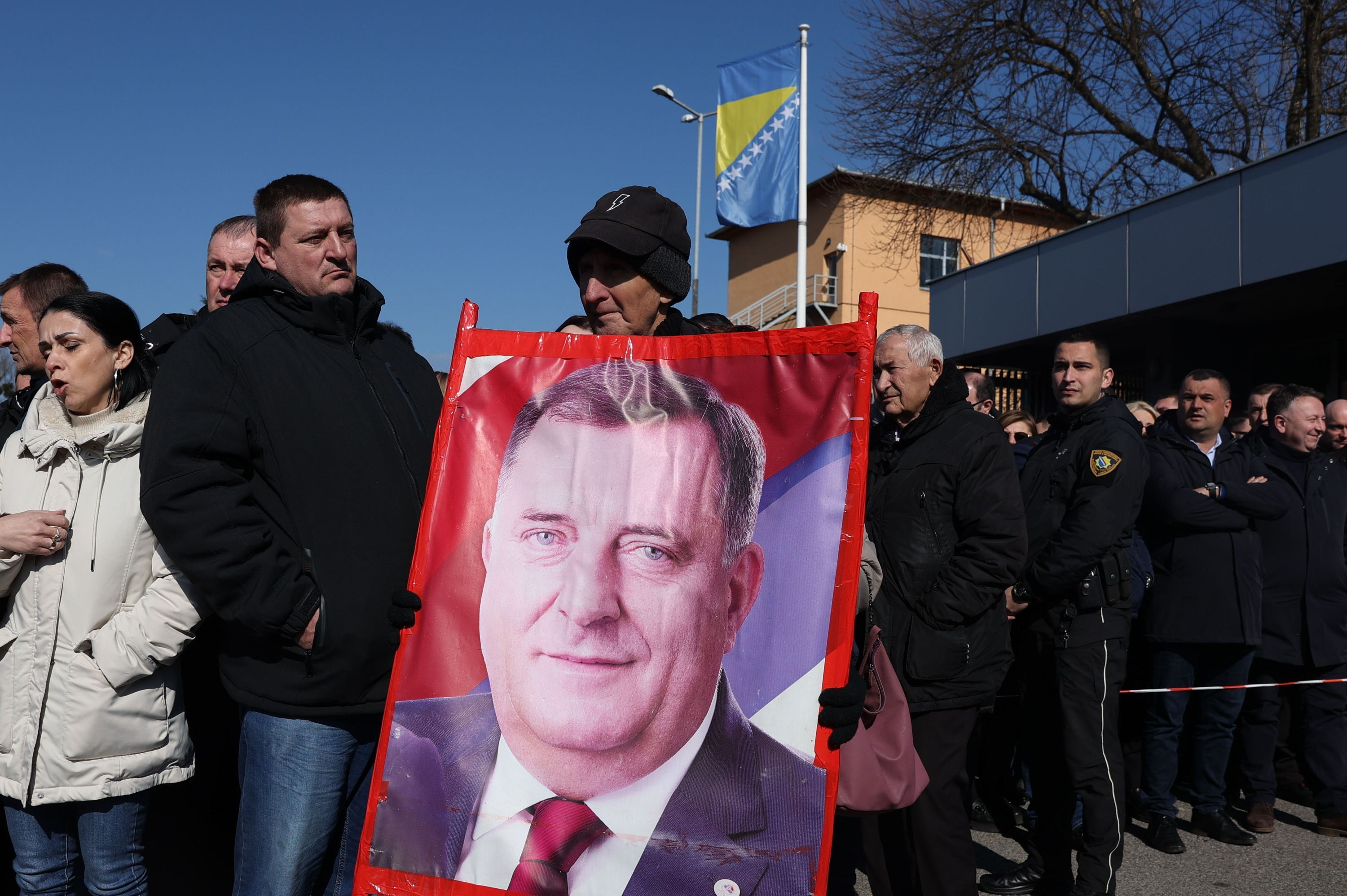 Herritar bat Milorad Dodik Errepublikako presidentearen irudi bat eskuetan duela, otsailean, Sarajevon. HAZIM ALJOVIC / EFE